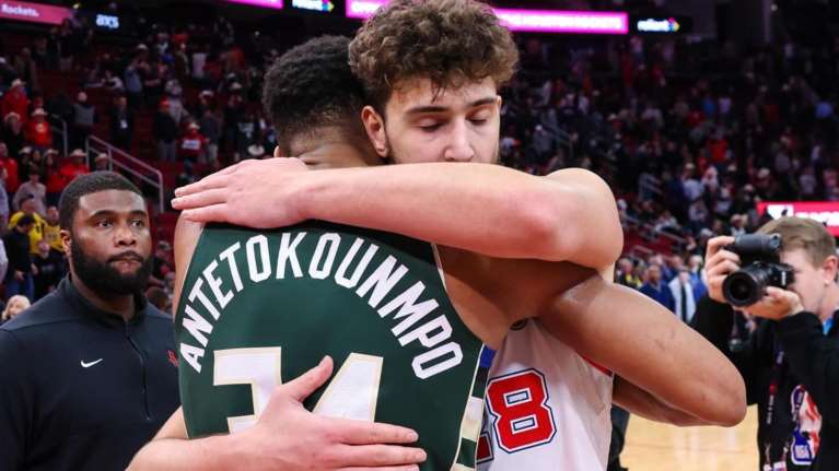 Αντετοκούνμπο και Σενγκούν βάζουν τέλος στην ελληνοτουρκική κόντρα: Η αγκαλιά και οι  &quot;συγγνώμες&quot; μέσω social media