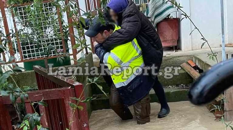 Συναγερμός στη Λαμία: Πλημμύρισε ο Σπερχειός - Κουβαλούν στην πλάτη ανθρώπους για να τους σώσουν - Συγκλονιστικές εικόνες