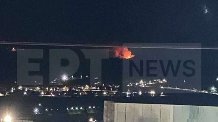 Ξέσπασε φωτιά στη Βαρυμπόμπη- Επιχειρούν 45 πυροσβέστες με 4 ομάδες πεζοπόρων και 7 οχήματα