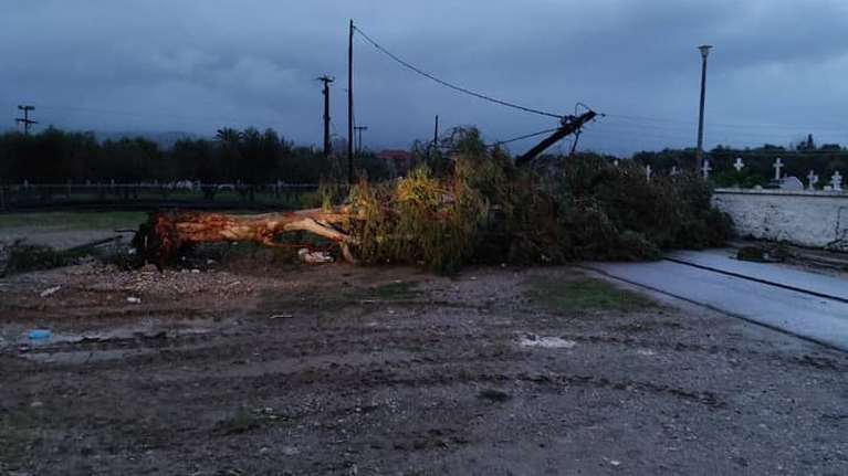 Μεσολόγγι: Ανεμοστρόβιλος προκάλεσε ζημιές και διακοπές ρεύματος [εικόνες]