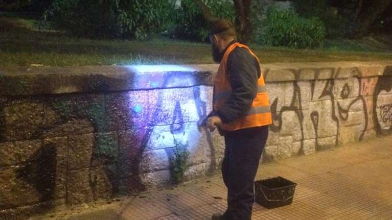 Ο δήμος Αθηναίων καθάρισε το πάρκο του Ευαγγελισμού από τα γκράφιτι [εικόνες]