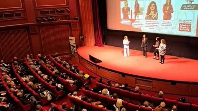 Ο Ντέμοκρατ του Στέφανου Παραστατίδη στη Θεσσαλονίκη: Πώς η πολιτική μπορεί να επιστρέψει