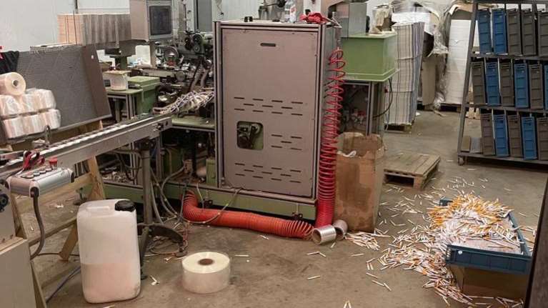 Εξαρθρώθηκε κύκλωμα με λαθραία τσιγάρα: Συνελήφθησαν 11 άτομα - Εσώκλειστοι για 9 μήνες σε παράνομο εργαστήριο