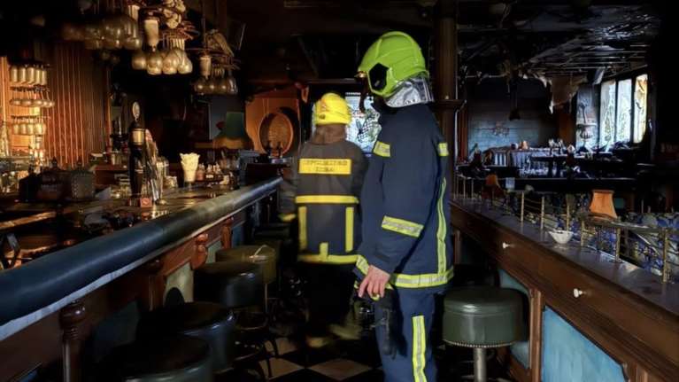 Πυρκαγιά σε γνωστό καφέ μπαρ της Πεντέλης - Μεγάλη επιχείρηση της Πυροσβεστικής [εικόνες]