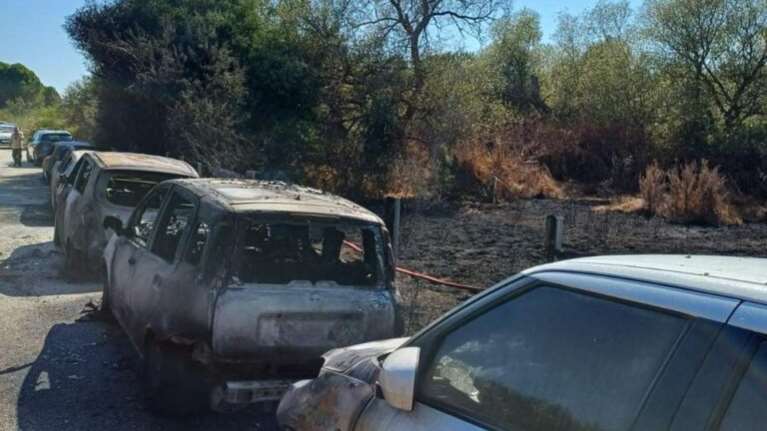 Κέρκυρα - Φωτιά στο πάρκινγκ της Παραλίας του Ίσσου - Έξι ΙΧ καταστράφηκαν ολοσχερώς