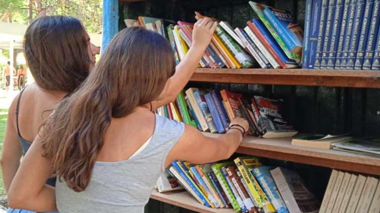 Θεσσαλονίκη: Μετέτρεψαν σε βιβλιοθήκη βάρκα που ξέβρασε το κύμα - Δείτε τις εικόνες