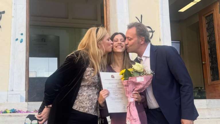 Περήφανοι γονείς ο Δημήτρης Οικονόμου και η Αλεξία Κουλούρη, στην ορκωμοσία της κόρης τους [εικόνες]