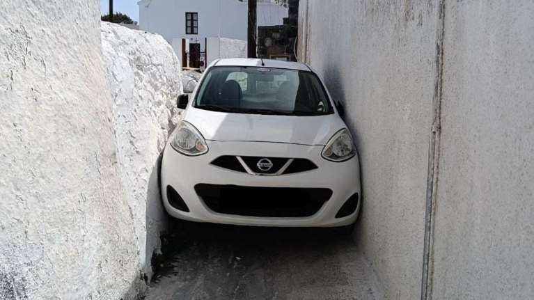Αυτοκίνητο στη Σαντορίνη σφήνωσε σε στενό δρομάκι