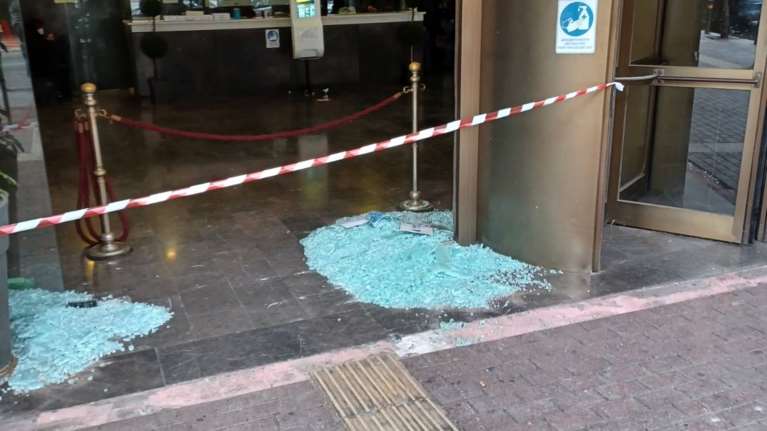 Επίθεση με βαριοπούλες στο μέγαρο του ΟΣΕ σε στιλ Ρουβίκωνα - Ποιος ανέλαβε την ευθύνη