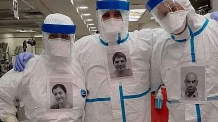 Κορονοϊός: Συγκινητική κίνηση γιατρών στο Ισραήλ - Εβαλαν φωτογραφίες τους στο στήθος τους