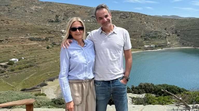 Κυριάκος Μητσοτάκης-Μαρέβα Γκραμπόφσκι: Ευχές με φόντο τη θάλασσα - &quot;Ημέρα χαράς, αγάπης και δύναμης&quot;