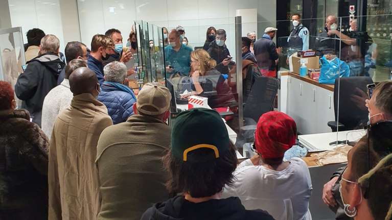 Ολλανδία: &quot;Θρίλερ&quot; με δεκάδες κρούσματα κορονοϊού σε πτήσεις από τη νότια Αφρική - Φόβοι για μετάλλαξη Όμικρον [Βίντεο]