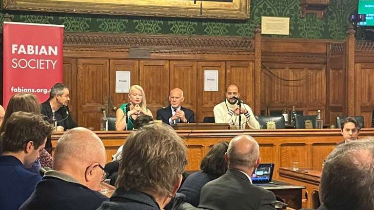 Ομιλία Παπανδρέου σε νέους μέσα στο βρετανικό κοινοβούλιο: Όχι στη μοιρολατρία ότι η πολιτική δεν μπορεί να κάνει τίποτα