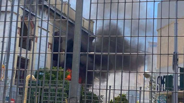 Συναγερμός στον Πειραιά για φωτιά σε εγκαταλελειμμένο κτίριο [Εικόνες}