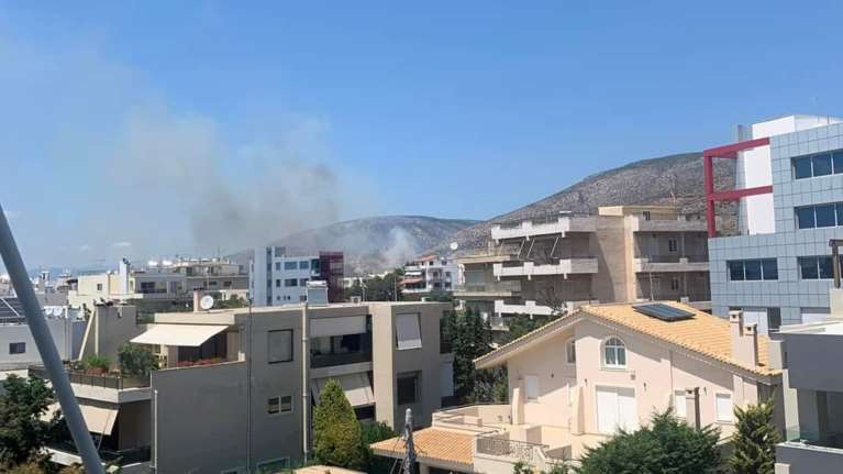 Σε εξέλιξη φωτιά στη Βούλα: Επιχειρούν 12 πυροσβέστες με 5 οχήματα