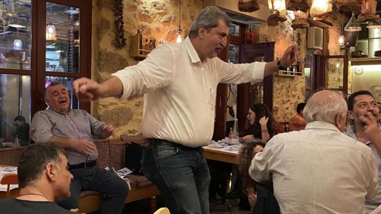 Ο Πολάκης χορεύει ζεϊμπέκικο και ο Βαξεβάνης βαράει παλαμάκια - Γλέντι στην Πανόρμου [βίντεο]