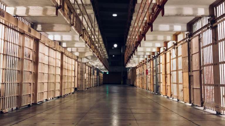 Τρίκαλα: Στη φυλακή ο 67χρονος που κατηγορείται ότι βίαζε την 91χρονη μητέρα του - Παραβίασε  τους περιοριστικούς όρους