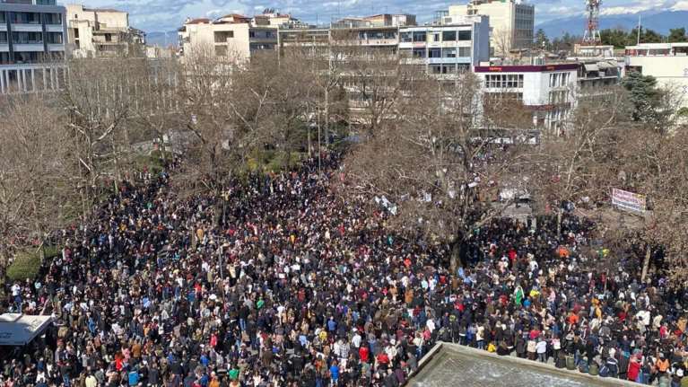 Τραγωδία στα Τέμπη: Λαοθάλασσα στην Λάρισα για τα θύματα του δυστύχηματος - &quot;Δε θα αφήσουμε αυτό το έγκλημα να ξανασυμβεί…&quot;