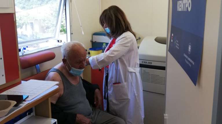 Κορονοϊός: Ξεκινούν οι εμβολιασμοί στα ορεινά χωριά της Στερεάς - Συνεχίζονται στην Κρήτη [εικόνες]