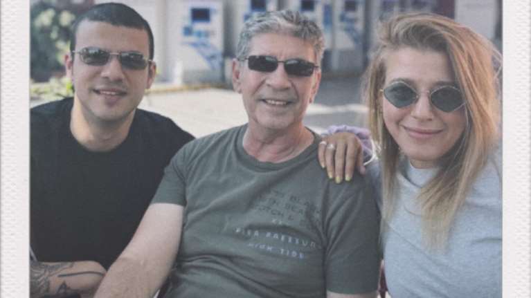 Σωκράτης Μάλαμας: Η πρώτη φωτογραφία μαζί με τον γιο του και την Ιουλία Καραπατάκη μετά το περιστατικό με τους αστυνομικούς