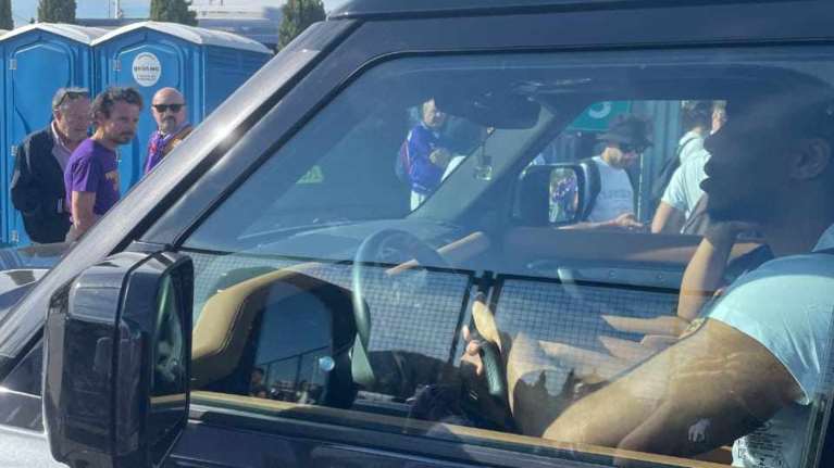 Τελικός Conference League: Οι οπαδοί της Φιορεντίνα άνοιξαν χώρο να περάσει ο Αντετοκούνμπο