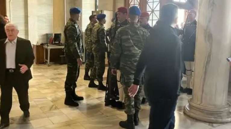 Τέμπη: Καταφύγιο στη Βουλή από τα επεισόδια βρήκαν οι εύζωνες του Αγνώστου Στρατιώτη [εικόνες - βίντεο]