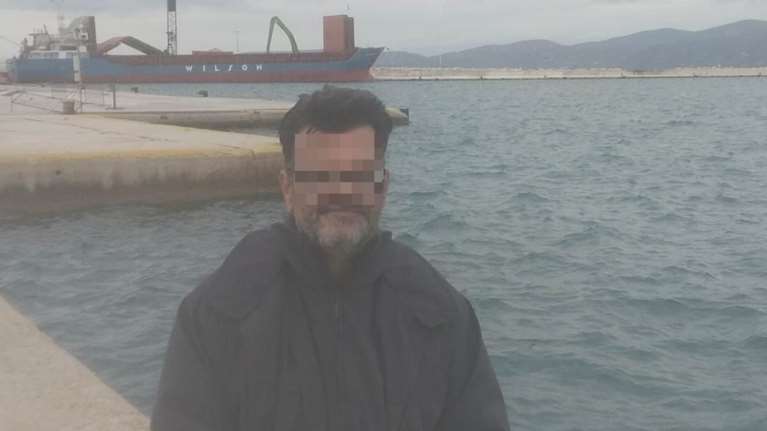 Αυτός είναι ο εκπαιδευτικός που καταδικάστηκε για κακοποίηση ανήλικων κοριτσιών με αναπηρία - Κρυβόταν σε χωριό της Κορινθίας