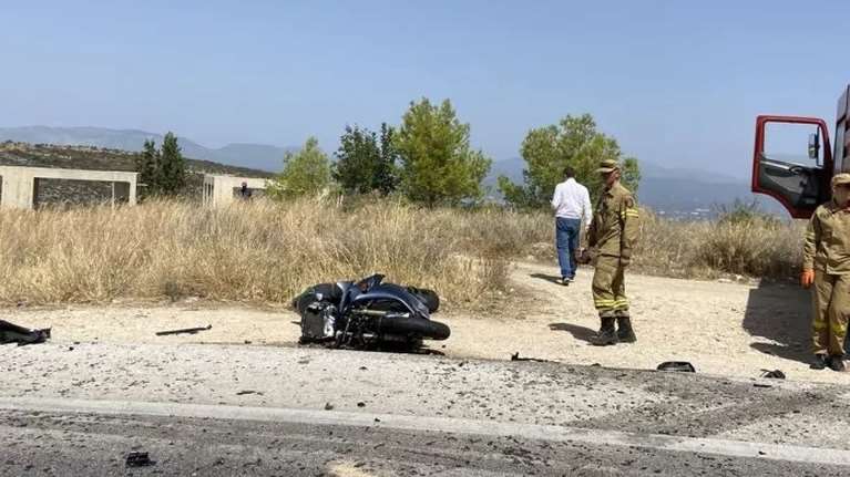 Τραγωδία στην Κόρινθο: Οδηγός μηχανής καρφώθηκε σε λεωφορείο και σκοτώθηκε επιτόπου [Εικόνες]