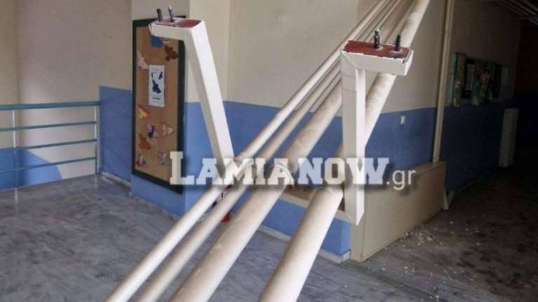 Μεγάλες ζημιές σε σχολείο στη Στυλίδα: Έπεσαν σωλήνες και σοβάδες μέσα σε δημοτικό [εικόνες]