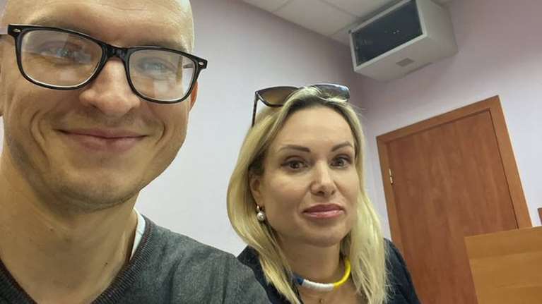 Μαρίνα Οβσιανίκοβα: Η πρώτη φωτογραφία της γενναίας δημοσιογράφου μετά τη σύλληψή της- Σε δικαστήριο της Μόσχας