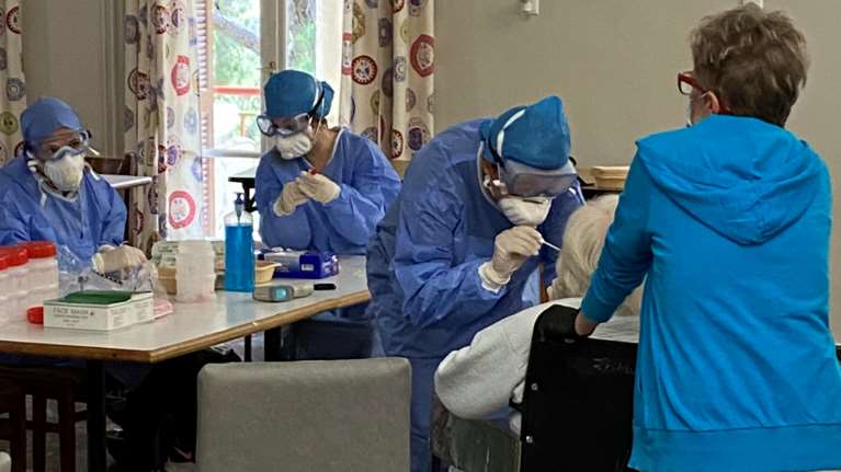 Κορονοϊός: Αγωνία για τα 32 κρούσματα στο γηροκομείο του Αγίου Παντελεήμονα - Ηχηρό καμπανάκι Τσιόδρα