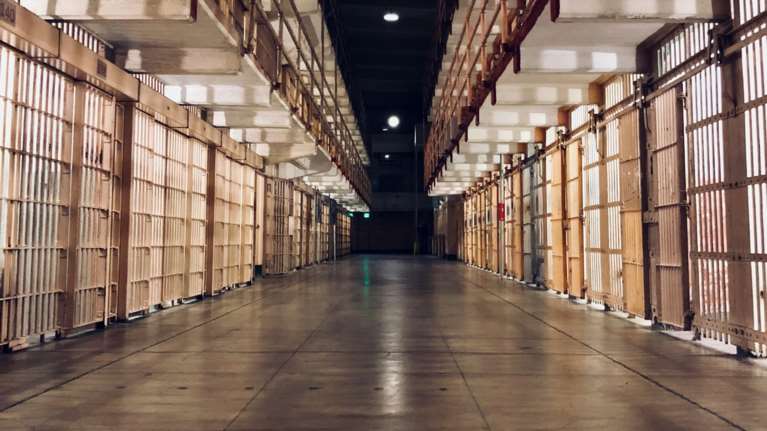 Αγρίνιο: Δέκα χρόνια φυλακή στον πατέρα που βασάνισε άγρια την κόρη του και ξυλοκόπησε τα παιδιά του - Στη φυλακή και η σύζυγός του