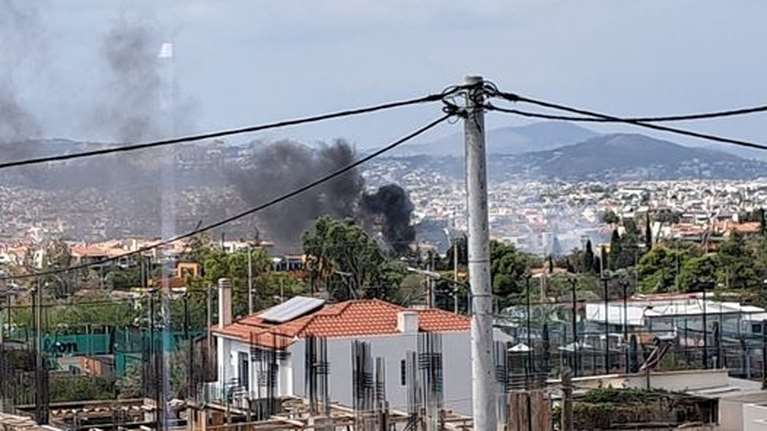 Φωτιά σε  χαμηλή βλάστηση στο Χαλάνδρι: Μεγάλη κινητοποίηση της Πυροσβεστικής