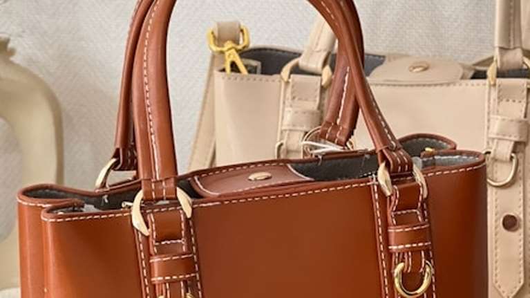 Πολυτελείς τσάντες σε εξευτελιστικές τιμές; Κινέζοι πωλούν στο TikTok &quot;μαϊμού&quot; brand εκμεταλλευόμενοι τους δασμούς Τραμπ