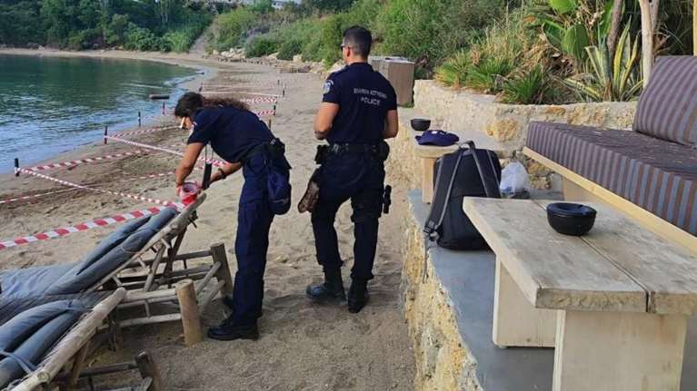 Ρόδος: Στο αυτόφωρο ο νόμιμος εκπρόσωπος του beach bar με τις αυθαίρετες κατασκευές μέσα στη θάλασσα