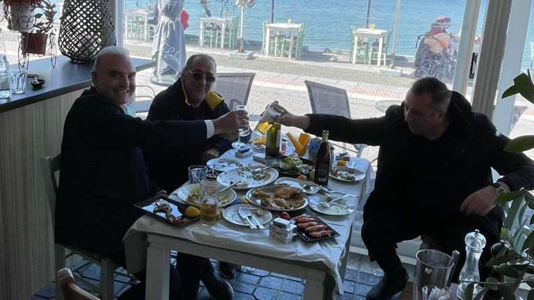 Βασίλης Καρράς: Ο δήμαρχος Θερμαϊκού αναφέρει ότι ο τραγουδιστής θα είναι υποψήφιος στις δημοτικές εκλογές [εικόνες]