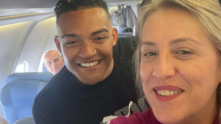 Και η Ρένα Δούρου στο ίδιο αεροπλάνο με τον Μανόλο για Πεκίνο [εικόνα]