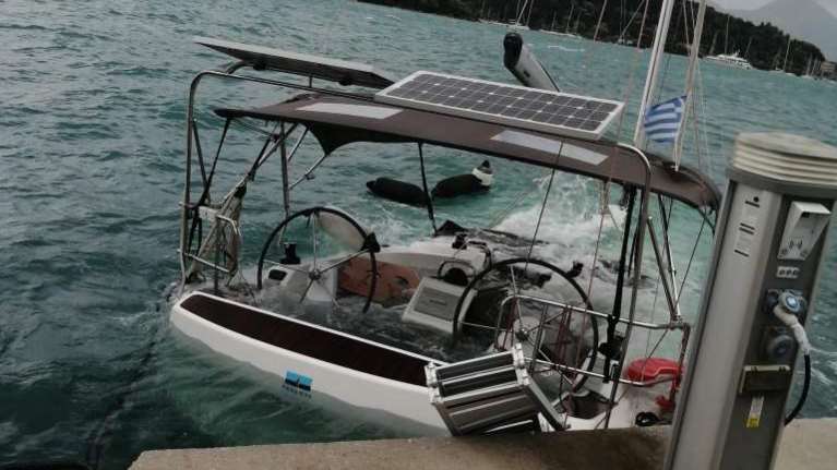 Κακοκαιρία Ιανός - Λευκάδα: Κατολισθήσεις και πτώσεις δέντρων, βούλιαξαν σκάφη στο Νυδρί [εικόνες]