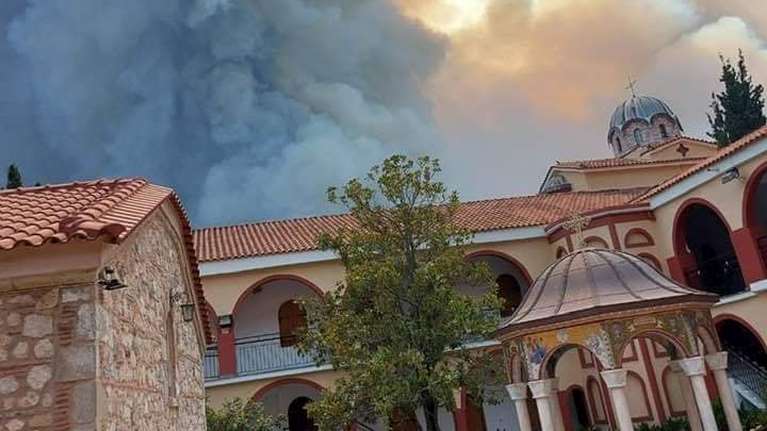 Φωτιά στην Εύβοια: Συγκλονιστικές εικόνες μέσα από τη Μονή του Οσίου Δαυΐδ - Κινδύνεψαν ιερά λείψανα