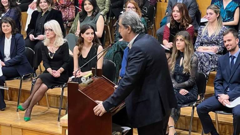 Ο Πολάκης πήγε στην ορκωμοσία της κόρης του και έκανε... κήρυγμα στους πτυχιούχους - Τα έβαλε και με τον Γεωργιάδη [βίντεο]