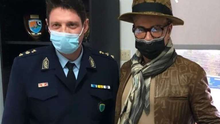 Πάτρα: Η Τροχαία πήρε τις πινακίδες του Λάκη Γαβαλά αλλά στο τέλος έβγαλαν και φωτογραφία μέσα στο τμήμα [Εικόνες]