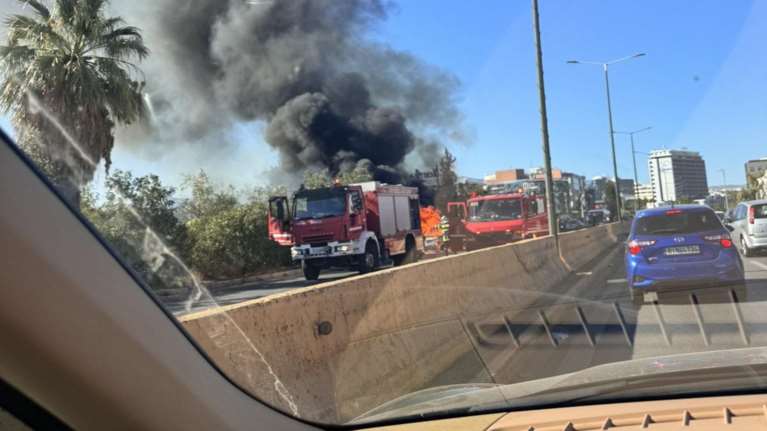 Φωτιά σε αυτοκίνητο στη λεωφ. Κηφισίας στο ύψος του Χαλανδρίου [εικόνα]