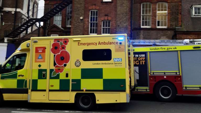 Βρετανία: 3χρονος μπόμπιρας πήρε την αστυνομία όταν η μαμά του λιποθύμησε - Το είχε δει στο Youtube [βίντεο]