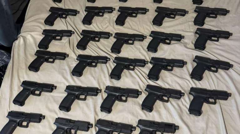 Σαφάρι της ΕΛΑΣ για Τούρκους μαφιόζους σε Αθήνα και Θεσσαλονίκη: Βρέθηκαν 48 όπλα σε διαμέρισμα - καβάτζα [εικόνα]