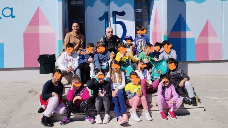 Μια καταπληκτική πράξη: Δημοτικά σχολεία προσφέρουν στήριξη στα αδέσποτα ζώα της περιοχής τους