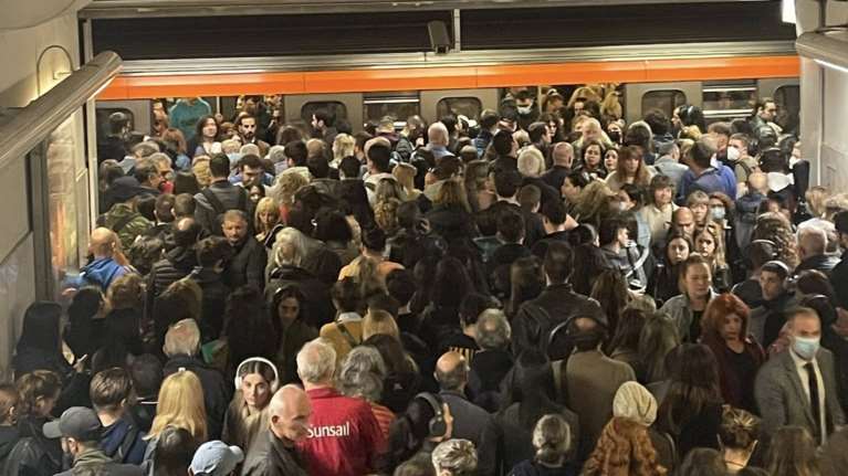 Μετρό: &quot;Ασφυξία&quot; στο Σύνταγμα τις ώρες αιχμής - &quot;Πηγαίνω στη δουλειά μου σαν σαρδέλα&quot;