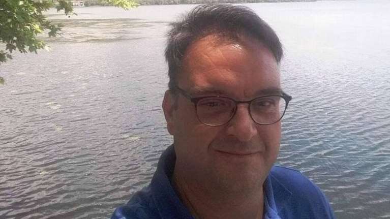 Θεσσαλονίκη: Αντισυνταγματάρχης έδωσε Πανελλήνιες και συγκέντρωσε 19.580 μόρια - Διάβαζε με την βοήθεια της κόρης του