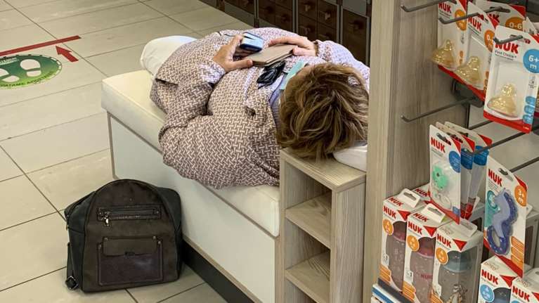 Σοκ: 73χρονη με κορονοϊό κατέρρευσε μέσα σε φαρμακείο του Νέου Κόσμου