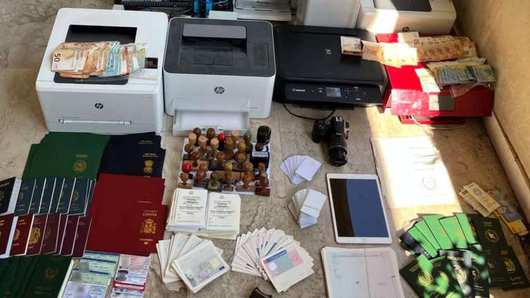 Στα χέρια της ΕΛΑΣ κύκλωμα διακίνησης μεταναστών: Τεράστια επιχείρηση με πάνω από 100 αστυνομικούς [βίντεο]