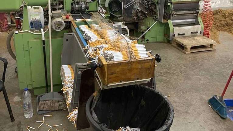 Αττική: Μεγάλη επιχείρηση για λαθραία τσιγάρα - Εντοπίστηκε εργαστήριο παρασκευής, 11 συλλήψεις [Εικόνες]